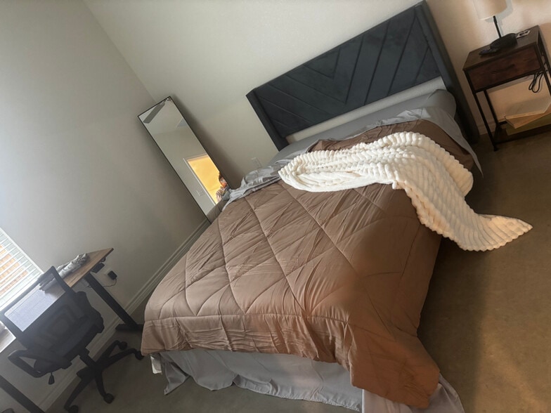 Building Photo - 3804 Elm Dr