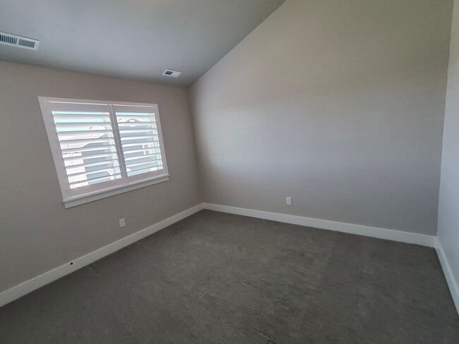 Building Photo - Spacious 4 bed/2.5 bath Home!
