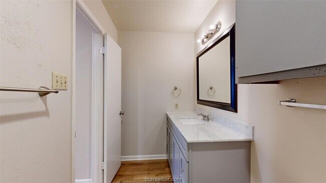 Building Photo - 2807 Longmire Dr