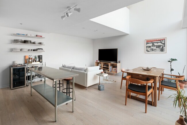 Building Photo - 1944 State St