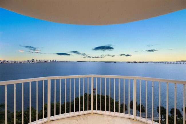 Building Photo - 1420 Brickell Bay Dr