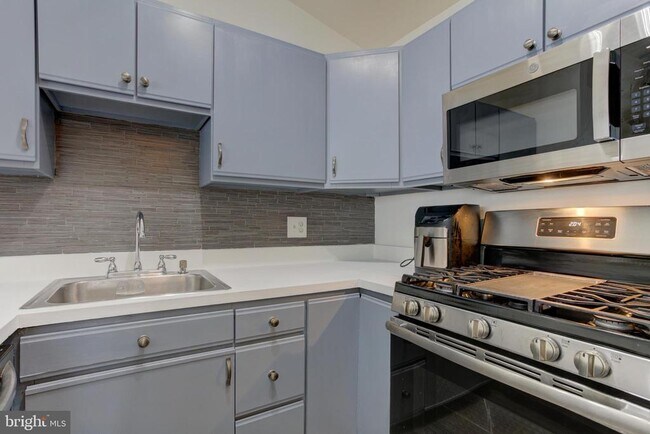 Building Photo - 645 Constellation Square SE