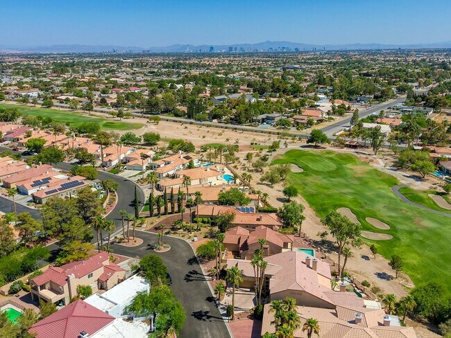Building Photo - POOL HOME WITH LUSCIOUS GOLF COURSE & MAJE...