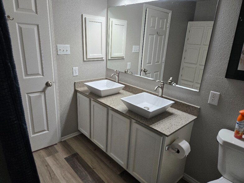 Building Photo - 1615 Spice Spring