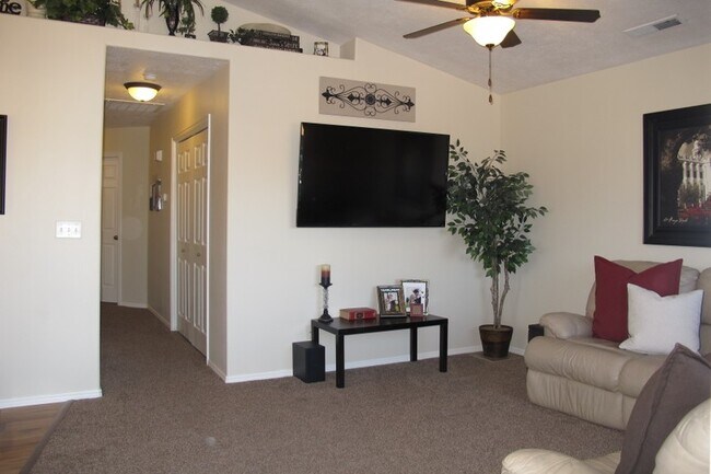 Building Photo - 444 Sunland Dr