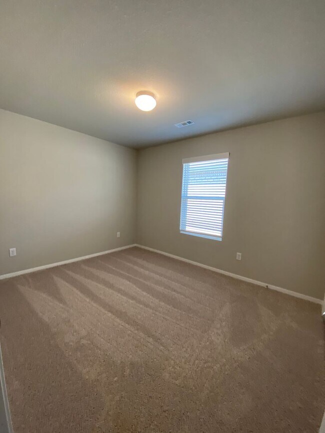 Building Photo - Comfortable 3-Bedroom, 2 Bath Living in Regency Park
