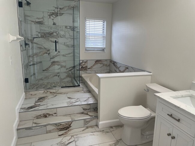 Building Photo - Beautiful 2 Bed, 1.5 Bath Townhome on the Edge of the Desirable Hill Neighborhood Available for Rent