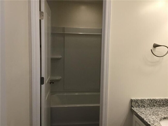 Building Photo - 174 Lindridge Dr NE