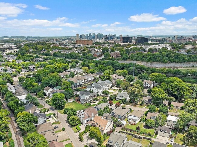 Building Photo - Perfect Brownstone in Sylvan Park near West End