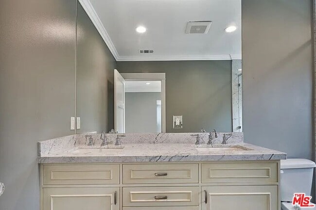 Building Photo - 515 S Van Ness Ave