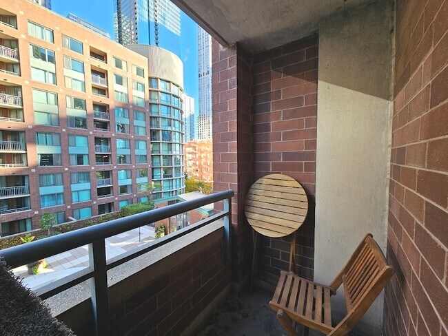 Building Photo - 440 N McClurg Ct