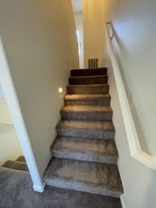 Building Photo - 330 S Farmer Ave