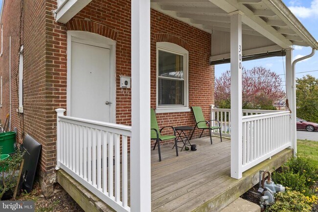 Building Photo - 300 E Front St