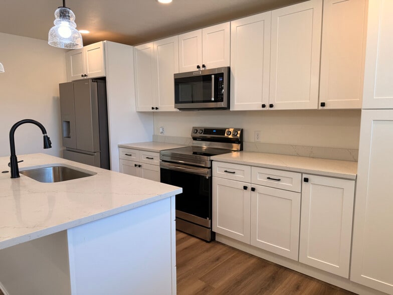 Building Photo - 140 Village Dr