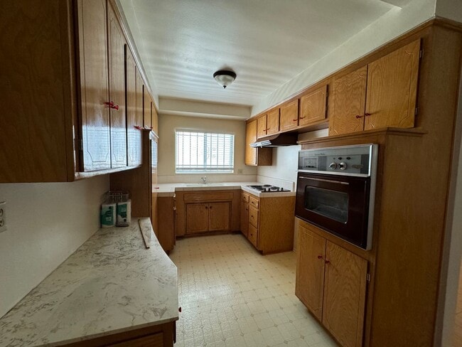 Building Photo - Excellent Location! Minutes from Beverly H...