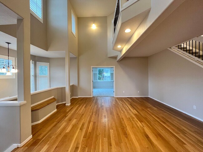 Building Photo - Immaculate 4 bedroom, 3.5 bathroom, tri-level Home in Tigard!! Expansive Views, Office space, Gam...