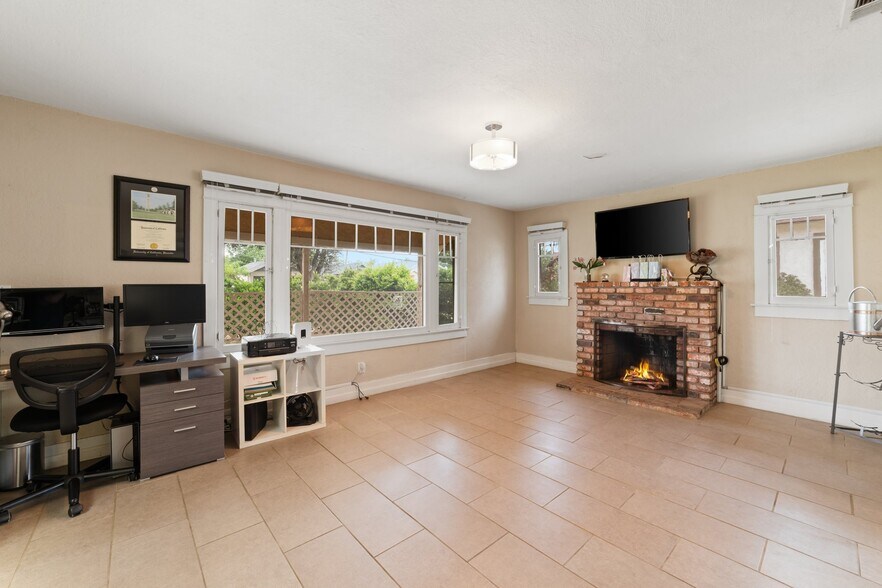 Building Photo - 4212 Locust St