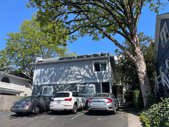 Building Photo - Super cute top level 1 bed w/ washer/dryer...