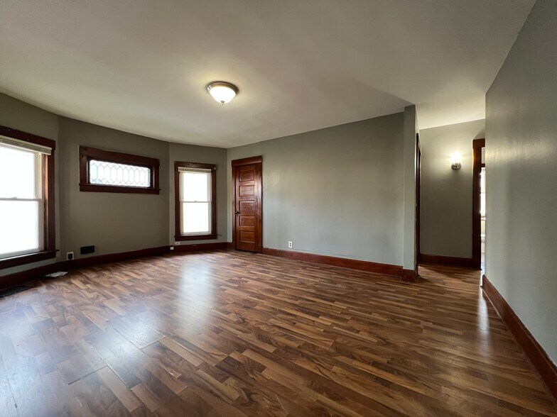 Building Photo - 117 E 8th St