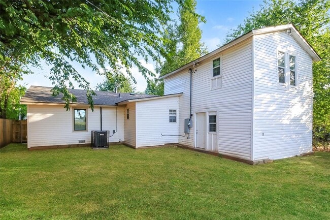 Building Photo - 1105 Locust Dr