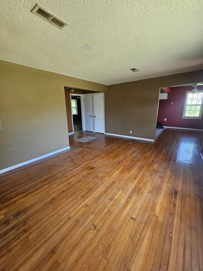 Building Photo - 3 bedroom | 1 bathroom | 1 car garage | Close to campuses & Rountree | Pets welcome!