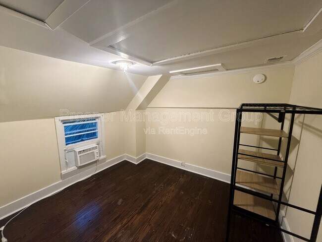 Building Photo - 70 Radcliffe St