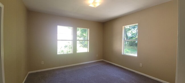 Building Photo - Gorgeous 2 bedroom/1bath with historic fea...