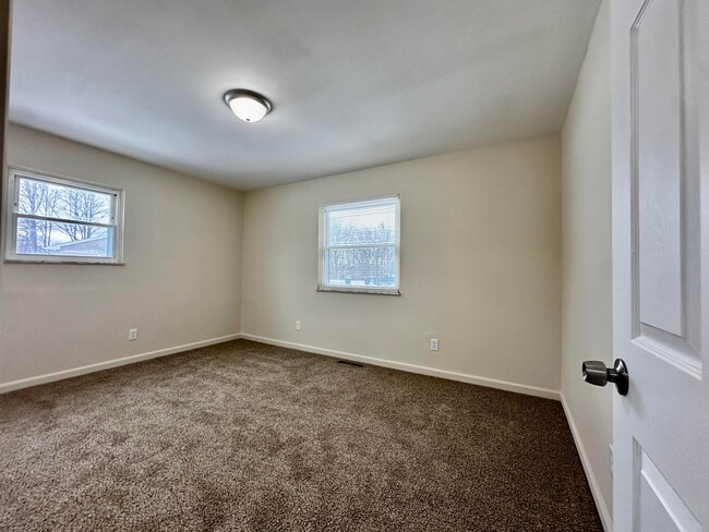 Building Photo - 61 /63 Maplecrest Dr