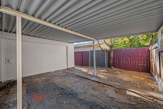 Building Photo - Meticulously UpdatedComstock Rancher!