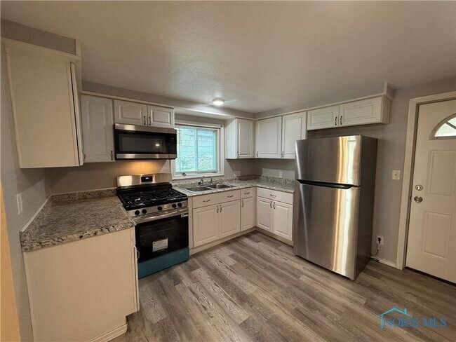 Building Photo - 3319 Maple St