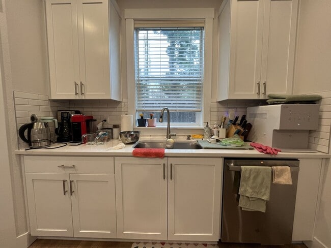 Building Photo - Open Concept 4BR Home with Island Seating, Loft & Spacious Living Room