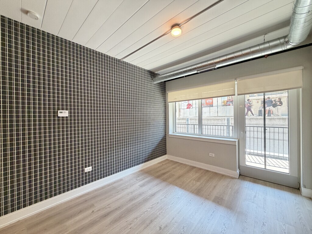 Building Photo - 941 W Belmont Ave