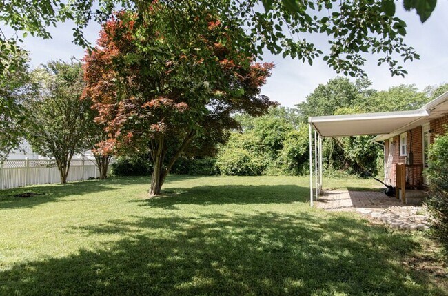 Building Photo - 323 Shoreline Dr