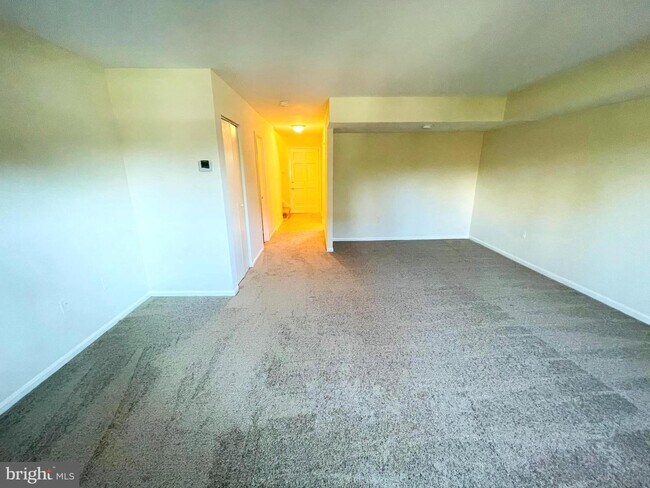 Building Photo - 5914 Mayflower Ct