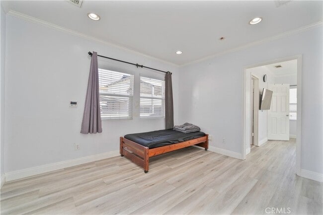 Building Photo - 204 Elm St