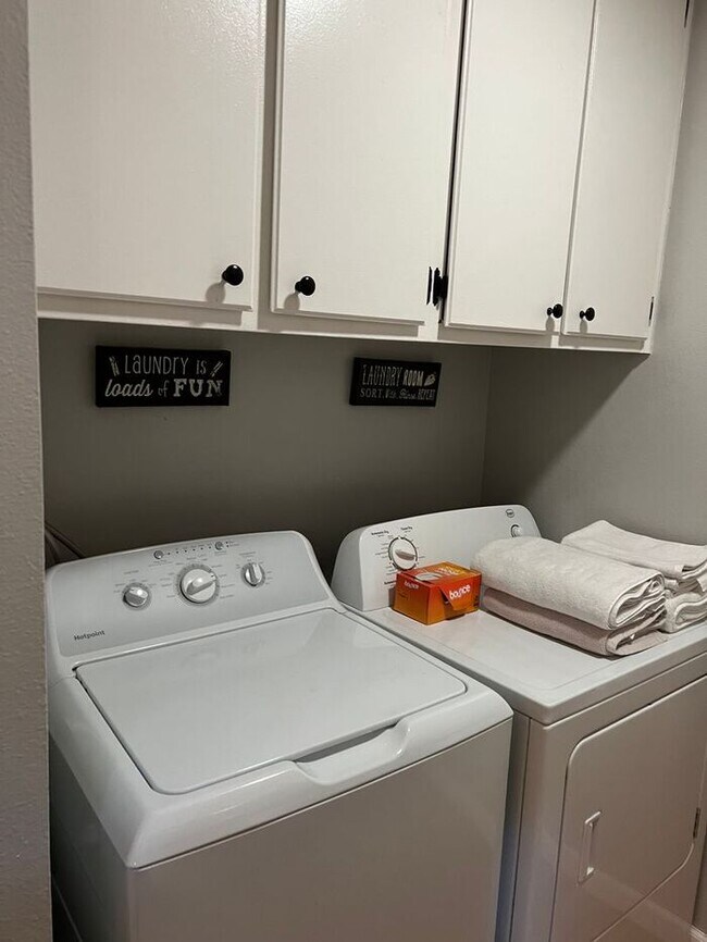 Building Photo - 3 bedroom/ 3 bath. Fully furnished ready f...