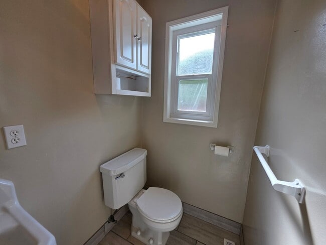 Building Photo - Home located in the heart of the college n...