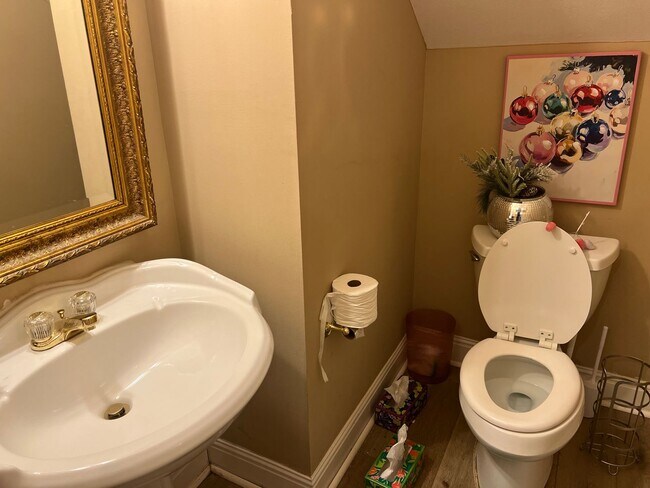 Building Photo - 6 Bedroom Pierce Ave