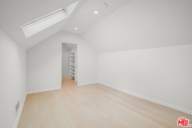 Building Photo - 619 Westmount Dr