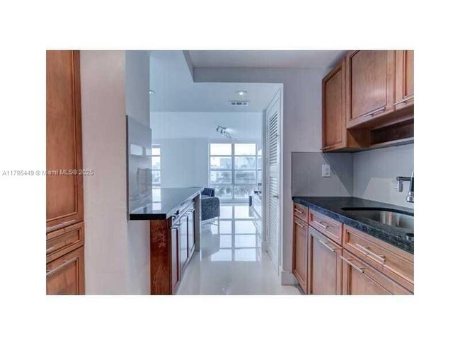 Building Photo - 9800 W Bay Harbor Dr