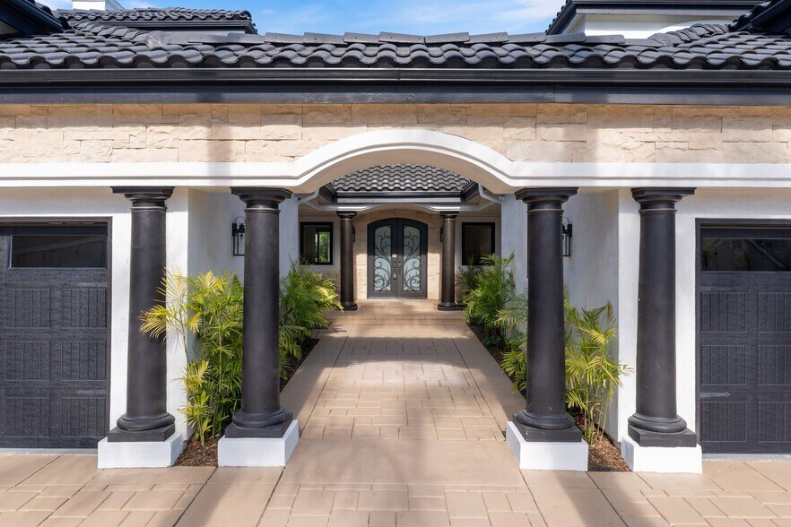 Building Photo - 17437 Oak Creek Ct