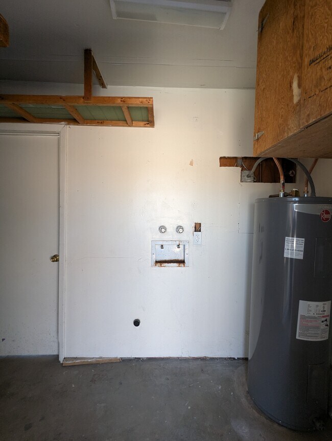 Building Photo - 563 N Santa Anna