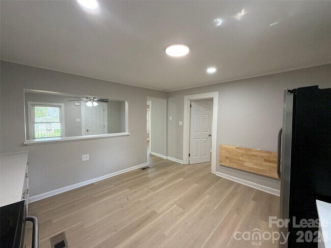 Building Photo - 831 Cason St