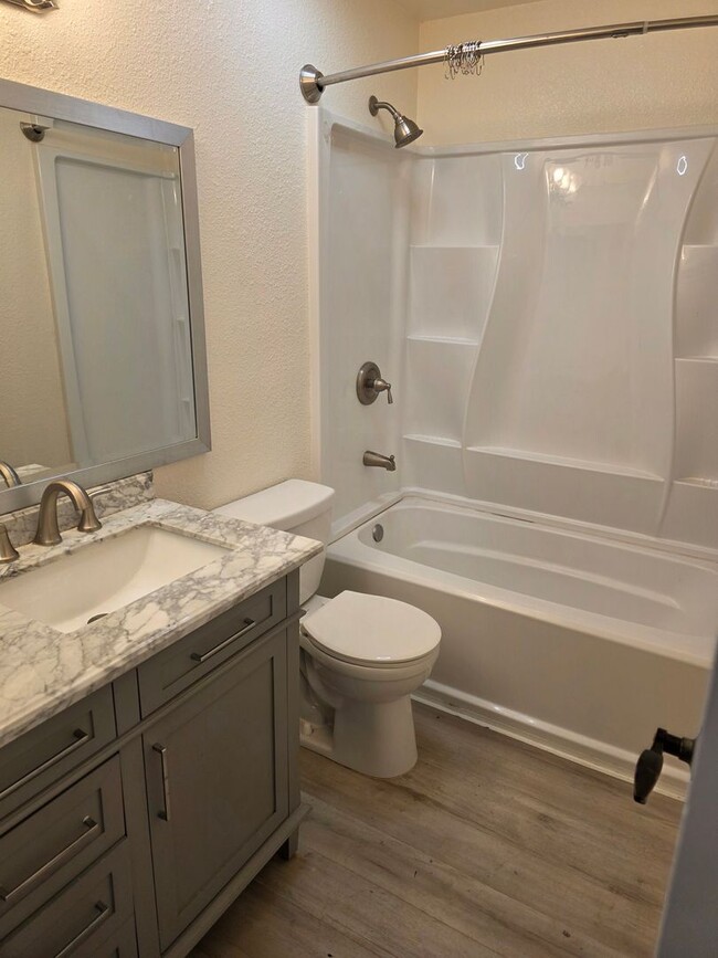 Building Photo - Renovated downstairs 2 bedroom 1 bath cond...