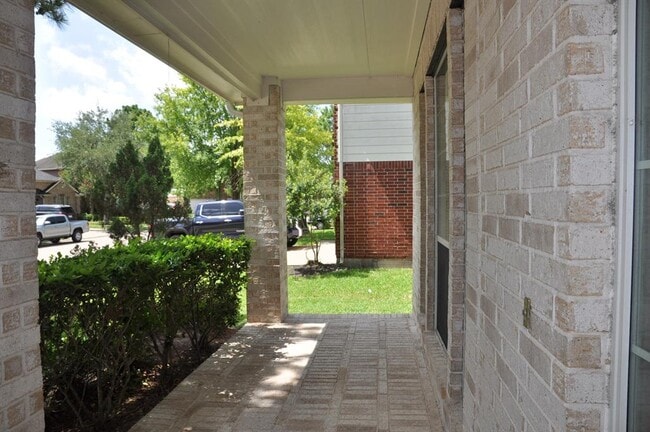 Building Photo - 2222 Drake Falls Dr
