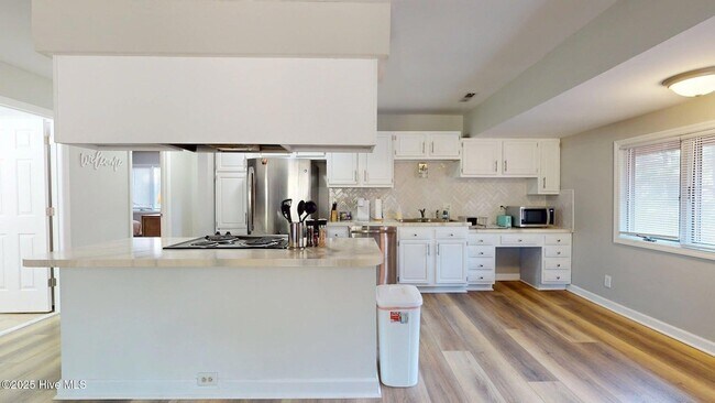 Building Photo - 704 Dover St