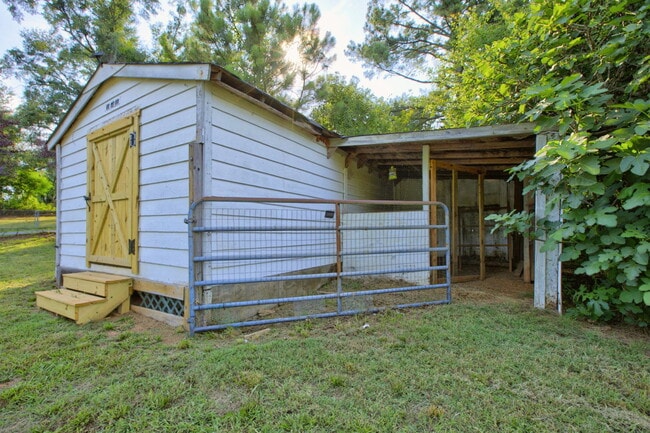 Building Photo - 611 Holston Creek Church Rd