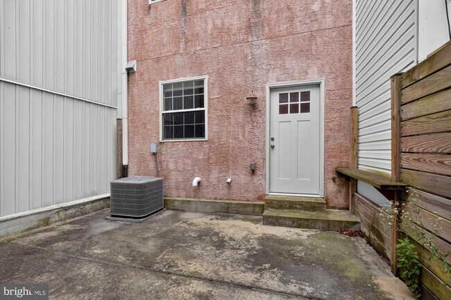 Building Photo - 235 W Jefferson St