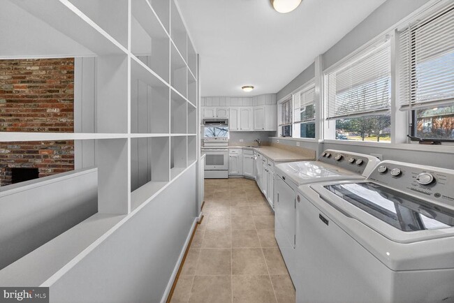 Building Photo - 6020 Cheshire Dr