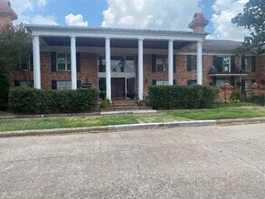 Building Photo - 2822 Briarhurst Dr